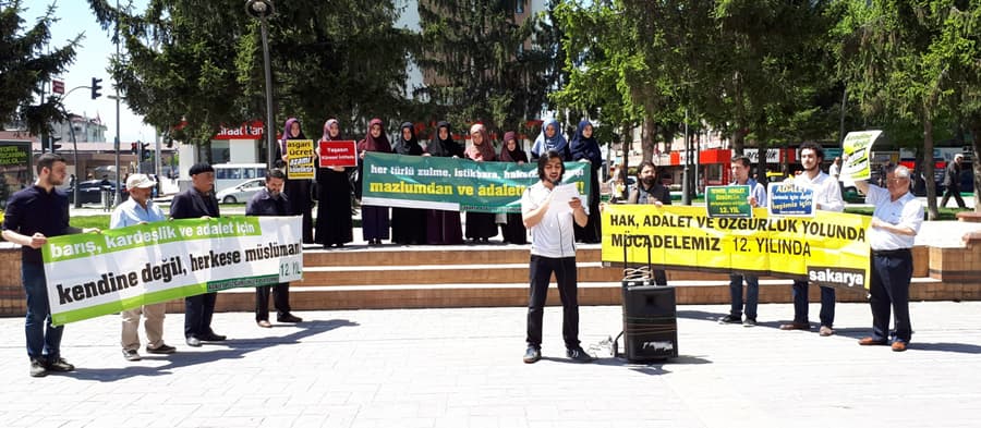 <p>&nbsp;</p><p><font face="arial,helvetica,sans-serif" size="2">Servet ve stat&uuml;n&uuml;n  yegane değerlendirme &ouml;l&ccedil;&uuml;s&uuml; haline geldiği, servet ve stat&uuml; adına  insanların hi&ccedil;bir ahlaki kural tanımaksızın birbirlerini ezdiği bir  zul&uuml;m d&uuml;zeni ile y&uuml;zleşiyoruz.<br /><br />Maliyetleri d&uuml;ş&uuml;rmek adına emeğin  alabildiğine s&ouml;m&uuml;r&uuml;ld&uuml;ğ&uuml;, emek&ccedil;inin hakkının insanca yaşamak &ouml;l&ccedil;&uuml;t&uuml;  &uuml;zerinden değerlendirilmesinin abes g&ouml;r&uuml;ld&uuml;ğ&uuml;, emek&ccedil;inin hakkının  arz-talep dengesi &uuml;zerinden belirlendiği bir k&uuml;resel d&uuml;zenin tahakk&uuml;m&uuml;  altında yaşıyoruz.<br /><br />1 Mayıs&rsquo;ı, k&uuml;resel zulme karşı k&uuml;resel isyan &ccedil;ağrısı olarak nitelendiriyoruz.<br /><br />1 Mayıs&rsquo;ı, insanlığın vicdanının fıtrata uygun bir şekilde harekete ge&ccedil;irilmesi i&ccedil;in bir uyanış vesilesi olarak g&ouml;r&uuml;yoruz.<br /><br />1  Mayıs&rsquo;ı, yeniden adil bir d&uuml;nya d&uuml;zeni kurulması i&ccedil;in verilecek  m&uuml;cadelede t&uuml;m d&uuml;nya emek&ccedil;ilerinin ahitleşme g&uuml;n&uuml; olarak anıyoruz.<br /><br />1 Mayıs&rsquo;ı, emperyalizme ve siyonizme karşı t&uuml;m mazlumların ittifaklarını yeniledikleri bir g&uuml;n olarak kutluyoruz.<br /><br />1  Mayıs&rsquo;ı, emeğin s&ouml;m&uuml;r&uuml;lmesine karşı &ouml;rg&uuml;tl&uuml; m&uuml;cadelenin ivme kazandığı,  sarı sendikacılığın geriletildiği yeni bir d&ouml;nemin inşası i&ccedil;in bir  kararlılık mesajı olarak anlıyoruz.<br /><br />1 Mayıs&rsquo;ı, kapitalist  değerlerin başta emek&ccedil;i kitleler olmak &uuml;zere t&uuml;m insanlığı getirdiği  noktayı akletmek, kan ve g&ouml;zyaşına boğulmuş mağdur kitlelerle dayanışmak  adına g&uuml;ndemleştiriyoruz.<br /><br />Ge&ccedil;tiğimiz hafta Avrupa Konseyi Parlamenterler Meclisi, T&uuml;rkiye'yi yeniden siyasi denetime alma kararı verdi.<br /><br />D&uuml;nyadaki  zulm&uuml;n ve ifsadın başlıca kaynağı olan batılı emperyal g&uuml;&ccedil;lerin, adalet  ve insan hakları namına bir şeyi g&uuml;ndemleştirmesi ilkesel değil,  tamamen siyasi temellidir. T&uuml;rkiye'yi kendilerine daha fazla bağımlı  kılmak i&ccedil;in uğraşı g&ouml;steren bu g&uuml;&ccedil;lerin hevesleri kursaklarında  bırakılmalıdır.<br /><br />Ancak Avrupa'nın istismarı bir yana, T&uuml;rkiye'de  son d&ouml;nemde hukuksuzluğun kol gezdiği ve muhalif her t&uuml;rl&uuml; bakış  a&ccedil;ısının adaletsizce susturulduğu ger&ccedil;eği de g&ouml;z ardı edilmemelidir. Bu  bağlamda Avrupa'nın eline koz verilmek istenmiyorsa, &ouml;ncelikle bu  adaletsizliklerin giderilmesi ana g&uuml;ndem maddesi olmalıdır.<br /><br />T&uuml;rkiye'deki mevcut iktidar, artık kendisine bir yol haritası &ccedil;izmelidir. </font></p>