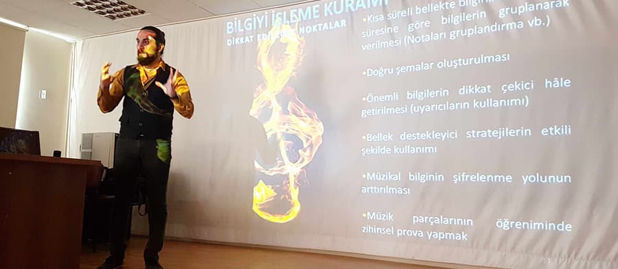 SAÜ'de müzik psikolojisi konuşuldu
