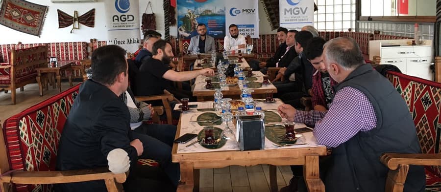 <p><strong><font size="2">İşte o a&ccedil;ıklama:</font></strong></p><p><font face="arial,helvetica,sans-serif" size="2">''Yeni Fetihler İ&ccedil;in, Fetih Şuuru İle... Kocaeli İsmet Paşa Stadyumunda İstanbul'un Fethi ve Gen&ccedil;lik Ş&ouml;leninde Buluşuyoruz.</font></p><font face="arial,helvetica,sans-serif" size="2">564  yıl &ouml;nce ger&ccedil;ekleşen İstanbul'un Fethi, &ouml;ncelikle İslam'ın yani hakkın  batıla galibiyetine en g&uuml;zel bir timsaldir. İstanbul, İslam  coğrafyasının bağımsızlığının garant&ouml;r&uuml; olmuş bir merkezdir. Filistin,  Bosna, &Ccedil;e&ccedil;enistan, Afganistan, Eritre, Moro, Arakan başta olmak &uuml;zere  d&uuml;nyanın bir&ccedil;ok mazlum halkı ve &uuml;lkesi hep İstanbul'a dair bir umut  beslemişlerdir. &Ccedil;&uuml;nk&uuml; yery&uuml;z&uuml;nde akan kanın durması, huzur ve barışın  tesis edilmesi İstanbul'umuzun yeniden d&uuml;nyaya y&ouml;n vermesi ile  m&uuml;mk&uuml;nd&uuml;r.<br /><br />&ldquo;Hepinizim bildiği &uuml;zere, 29 Mayıs 2017, İstanbul'un  Fethi'nin 564.Yıld&ouml;n&uuml;m&uuml;d&uuml;r. Milli Gen&ccedil;lik Vakfı ve Anadolu Gen&ccedil;lik  Derneği olarak her yıl b&uuml;y&uuml;k bir &ccedil;oşkuyla kutladığımız İstanbul'un  Fethi'nin yıld&ouml;n&uuml;m&uuml;n&uuml; bu yıl da 13 Mayıs Cumartesi g&uuml;n&uuml; kutlayacağız.  Sabah namazını Ayasofya Camii'nde kıldıktan sonra saat 17.00'da Kocaeli  İsmetpaşa Stadyumu'nda &ccedil;eşitli etkinlikler ger&ccedil;ekleştireceğiz.F&uuml;tuhat  ruhunu, fetih aşkını, zulme karşı durma ve zalime f&uuml;tuhat anlayışını  kuşanmış bir neslin &ouml;nc&uuml;l&uuml;ğ&uuml;nde yeni bir d&uuml;nyanın kurulmasına ihtiyacı  vardır.Bu vesileyle Sakarya Merkezden ve t&uuml;m il&ccedil;elerimizden ara&ccedil;lar  kaldırarak Sakarya gen&ccedil;liğini fetih ruhuyla buluşturacağız.<br /><br />&ldquo;Milli  Gen&ccedil;lik Vakfı ve Anadolu Gen&ccedil;lik Derneği mensupları olarak 13 Mayıs  Cumartesi sabahı saat 03.00'da sabah namazı i&ccedil;in Ayasofya Meydanı'nda  buluşacağız. Y&uuml;reğinde fetih şuuru ve aşkı olan y&uuml;z binlerin katılımıyla  sabah namazını bu meydanda eda edeceğiz&rdquo;<br /><br />&ldquo;İstanbul'umuz nasıl  hakkın batıla &uuml;st&uuml;nl&uuml;ğ&uuml;n&uuml;n timsali olmuş bir şehirdir. Aynı şekilde  Ayasofya Camii de İstanbul'umuzun fethinin sembol&uuml;d&uuml;r. Ayasofya Camii  hakkın Batılı kuşatmasıdır. İlay-ı kelimetullah aşkının remzidir.  İslam'ın Avrupa'daki varlığının tacıdır. İstanbul'un İslam şehri  oluşunun en kadim nişanesidir. Fatih Sultan Mehmet'in vakfıdır. 1934  yılında hukuksuz bir şekilde Bakanlar Kurulu kararı m&uuml;ze haline  getirilen Ayasofya yıllardır mahzun bir haldedir. Ayasofya'nın m&uuml;zeye  d&ouml;n&uuml;şt&uuml;r&uuml;lm&uuml;ş olması kendini bu coğrafyaya, bu coğrafyayı da kadim bir  medeniyetin f&uuml;tuhat anlayışına bağlayan herkes bu mahzunluğu y&uuml;reğinde  hissetmektedir.Ayasofya'nın ger&ccedil;ek h&uuml;km&uuml; şahsiyetine kavuşturulması, hem  Fatih'e bir vefadır, hem de İslam'ın bu coğrafyadaki belirleyiciliğinin  bir teminatıdır. B&uuml;t&uuml;n g&uuml;c&uuml;m&uuml;zle Ayasofya Camii i&ccedil;in m&uuml;cahedemize devam  ediyoruz. İstanbul'un Fethi'nin 564. yıld&ouml;n&uuml;m&uuml;nde Ayasofya Camii'nin  a&ccedil;ılmasını istiyoruz.&rdquo;<br /><br />&ldquo;Bu yıl İstanbul'un Fethi'nin 564.  yıld&ouml;n&uuml;m&uuml;d&uuml;r. 564 yıl &ouml;nce ger&ccedil;ekleşen İstanbul'un Fethi, &ouml;ncelikle  İslam'ın yani hakkın batıla galibiyetine en g&uuml;zel bir timsaldir.  İstanbul'un Fethi ikinci olarak yery&uuml;z&uuml;nde adaletin zul&uuml;m karşısında  hakimiyetini per&ccedil;inlemiştir. Bu muhteşem fetih &uuml;&ccedil;&uuml;nc&uuml; olarak İslam'ın  Avrupa'daki varlığına teminat olmuştur. İstanbul'un Fethi ile birlikte  d&ouml;rd&uuml;nc&uuml; olarak asırlarca insanlara kan kusturan Bizans ortadan  kaldırılmıştır. İstanbul'un Fethi beşinci olarak inanmış bir kumandanın  ve onun inanmış askerlerinin karşısında hi&ccedil;bir engelin dayanamayacağını  g&ouml;stermiştir. Aynı şekilde bu fetih, inancın emrindeki teknolojinin  kana, g&ouml;zyaşına ve katliama sebep değil, bilakis insanlığın hayrına  vesile olacağının da bir g&ouml;stergesi olmuştur.&rdquo;<br /><br />&ldquo;İstanbul, modern  zamanların ortaya &ccedil;ıkardığı herhangi bir metropol kent değildir.  İstanbul, d&uuml;nyanın gidişatına y&ouml;n vermiş, İslam alemine payitahtlık  yapmış, İslam birliğinin ve İslam kardeşliğinin timsali olmuş bir  şehirdir. İstanbul, Mekke'nin, Medine'nin ve Kud&uuml;s'&uuml;n teminatı olmuş bir  beldedir. İstanbul, Endonezya'dan Fas'a İslam coğrafyasının  bağımsızlığının garant&ouml;r&uuml; olmuş bir merkezdir. Nitekim İstanbul'un  zayıfladığı bir d&ouml;nemde de t&uuml;m İslam d&uuml;nyası emperyalist işgallere  a&ccedil;ılmıştır. Filistin, Bosna, &Ccedil;e&ccedil;enistan, Afganistan, Eritre, Moro,  Arakan başta olmak &uuml;zere d&uuml;nyanın bir&ccedil;ok mazlum halkı ve &uuml;lkesi hep  İstanbul'a dair bir umut beslemişlerdir. &Ccedil;&uuml;nk&uuml; yery&uuml;z&uuml;nde akan kanın  durması, huzur ve barışın tesis edilmesi İstanbul'umuzun yeniden d&uuml;nyaya  y&ouml;n vermesi ile m&uuml;mk&uuml;nd&uuml;r. İşte b&ouml;yle bir &ouml;neme haiz İstanbul'umuzun  fethinin 564. yıld&ouml;n&uuml;m&uuml;nde d&uuml;zenlediğimiz bu kutlamalar, t&uuml;m İslam alemi  i&ccedil;in yeni bir kutlu y&uuml;r&uuml;y&uuml;ş&uuml;n ayak sesleridir.&rdquo; </font>