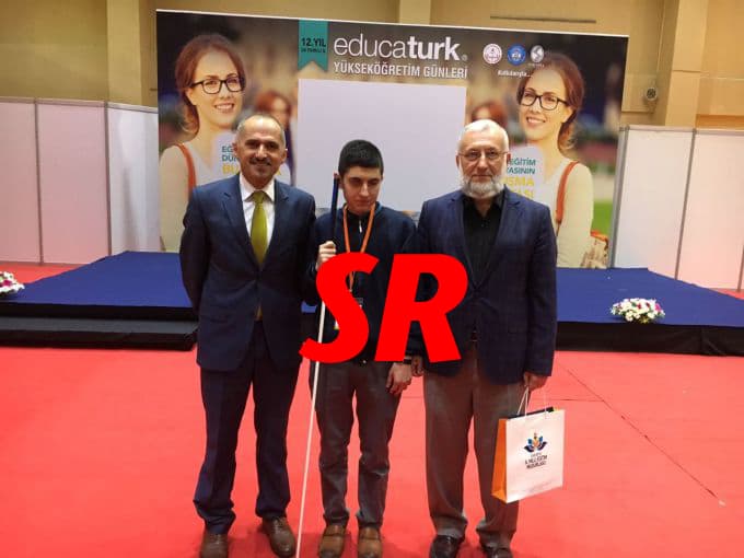 Görme engelli Huzeyfe, başarı plaketini aldı