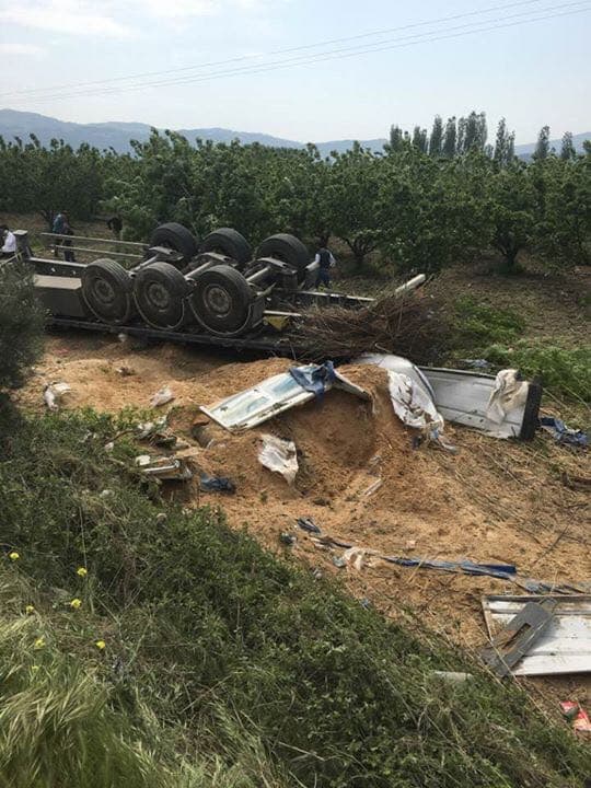 Pamukova'da TIR devrildi!