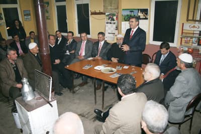 <font face="Arial" size="2">AK Parti iktidarı d&ouml;neminde k&ouml;ylerin geliştiğini ve g&uuml;zelleştiğini de s&ouml;yleyen To&ccedil;oğlu, &ldquo;Biz b&uuml;t&uuml;n k&ouml;ylerimizi geziyoruz. AK Partili h&uuml;k&uuml;metler d&ouml;neminde k&ouml;ylerimiz b&uuml;y&uuml;k bir gelişme kat etti. Yerel y&ouml;netimlerimizde sorunları elinden geldiğince &ccedil;&ouml;zmeye &ccedil;alıştı. Elbette sorunların hepsi bitmedi. Daha yapılacak işler var. Mesela bu b&ouml;lgemizin yol sorunu olduğunu tespit ettik. İnşallah g&ouml;reve geldiğimizde bu sorunu ortadan kaldıracağız. Bizim elimizden gelen &ccedil;alışmayı yapacağımızdan ş&uuml;pheniz olmasın&rdquo; diye konuştu.</font>