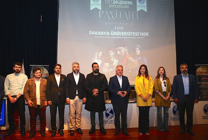 "Payitaht Abdülhamid" oyuncuları öğrencilerle buluştu