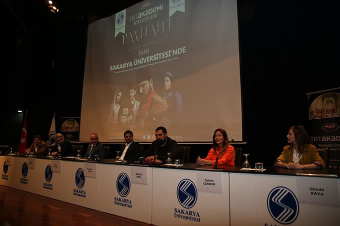 "Payitaht Abdülhamid" oyuncuları öğrencilerle buluştu