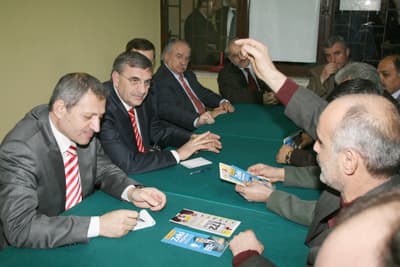 <font face="Arial" size="2">To&ccedil;oğlu, se&ccedil;imlerde k&ouml;yl&uuml;lerden destek isteyerek, <font color="#333399">&ldquo;Bizim b&ouml;lgemizde yaptığımız &ccedil;alışmaları biliyorsunuz. Serdivan'ı Sakarya'nın cazibe merkezi haline getirdik. İnşallah bundan sonra Sakarya'mızın geneli i&ccedil;in &ccedil;alışacağız. Sakarya'yı modern bir kent haline getirmek i&ccedil;in b&uuml;t&uuml;n g&uuml;c&uuml;m&uuml;zle &ccedil;alışacağız&rdquo;</font> dedi.</font>