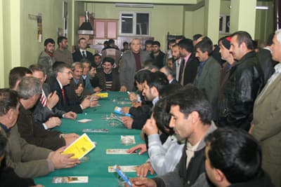 <font face="Arial" size="2">Adapazarı Belediye Başkanı ve AK Parti Adapazarı Belediye Başkan Adayı S&uuml;leyman Dişli ise, se&ccedil;imleri b&uuml;y&uuml;k oy oranıyla kazanacaklarını ifade ederek, &ldquo;Bizim yaptıklarımız yapacaklarımızın teminatıdır. Bu se&ccedil;imlerde hepinizden destek bekliyoruz. Bu zamana kadar ger&ccedil;ekleştirdiğimiz hizmetlerimize bundan sonra da hızlı bir şekilde devam edeceğiz&rdquo; diye konuştu. Zeki To&ccedil;oğlu ve beraberindekiler gece ge&ccedil; saatlere kadar ziyaretlerini s&uuml;rd&uuml;rd&uuml;.</font>