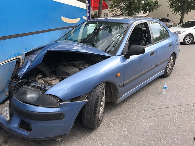 Yolcu otobüsü ile otomobil çarpıştı