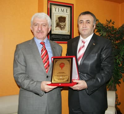 <font size="2"><font face="Arial"><strong><font color="#000000">Eserlerinizi Sakarya Halkı G&ouml;r&uuml;yor</font></strong><br /><br />B&uuml;y&uuml;kşehir Belediye Başkanı Aziz Duran&rsquo;ı Sakarya&rsquo;ya yaptığı hizmetlerden dolayı &ouml;ven Balcı, </font></font><font color="#333399"><font face="Arial" size="2">&ldquo;&Uuml;&ccedil; d&ouml;nemdir y&uuml;r&uuml;tt&uuml;ğ&uuml;n&uuml;z başkanlığınız boyunca şehrimize &ccedil;ok g&uuml;zel eserler kazandırdınız. <strong>Deprem yaşamış bir şehri kısa zamanda ayağa kaldırdınız. Yaptığınız t&uuml;m hizmetleri ve eserlerinizi Sakarya halkı g&ouml;r&uuml;yor</strong>. Bu g&uuml;ne kadar ger&ccedil;ekleştirdiğiniz t&uuml;m hizmetler i&ccedil;in şahsım ve Sakarya halkı adına teşekk&uuml;r ediyorum.&nbsp; Bundan sonrada sizi şehrimize faydalı olacak farklı g&ouml;revlerde g&ouml;rmek istiyoruz&rdquo; </font><font size="2"><font face="Arial"><font color="#000000">dedi. <br /><br />Başkan Duran&rsquo;ın her zaman esnafın yanında olduğunu belirten Balcı,</font> &ldquo;Bu g&uuml;ne kadar bizlerden desteğinizi esirgemediniz. Her konuda yardımınızı g&ouml;rd&uuml;k. Desteğinizden dolayı şahsım ve fırıncılar esnafı adına teşekk&uuml;r ediyorum.<strong> Sizi her zaman &ouml;vg&uuml;yle anacağız</strong>&rdquo; </font></font></font><font size="2"><font face="Arial">dedi.</font></font>