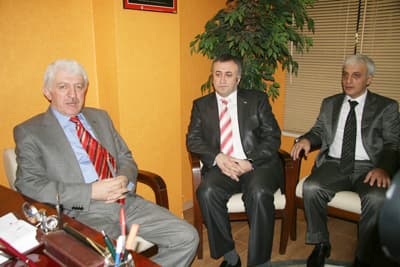 <font face="Arial" size="2" color="#000000"><strong>Ucuz ve Kaliteli Ekmek &Uuml;rettiniz</strong></font> <p><font face="Arial" size="2">Fırıncılar Federasyonu&rsquo;nun Sakarya i&ccedil;in ayrı bir &ouml;neme sahip olduğunu ifade eden Başkan Duran ise,<font color="#333399"> &ldquo;Konu ekmek olunca &ouml;nem artıyor. Fırıncılar Federasyonu olarak ekmeğin en kalitelisini &uuml;rettiniz. Biz de her zaman esnafımızın yanında olduk ve destek verdik. Sizlerde bu desteğimize halkımıza ucuz ve kaliteli ekmek &uuml;reterek karşılık verdiniz. Başarılı &ccedil;alışmalarınızdan dolayı tebrik ediyorum&rdquo;</font> dedi. <br /><br />Halil İbrahim Balcı, g&uuml;n&uuml;n anısına Başkan Aziz Duran&rsquo;a plaket takdim etti.<br /></font></p>