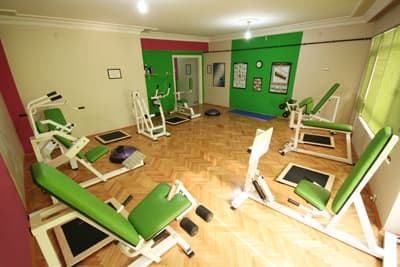 <strong><font face="Arial" size="2">B-fit&rsquo;e &Uuml;ye Olmanın Tam Zamanı</font></strong> <p><font size="2"><font face="Arial"><font color="#333399">B-fit, bu g&uuml;ne &ouml;zel olarak y&uuml;r&uuml;tt&uuml;ğ&uuml; kampanya dahilinde, 8 -15 Mart tarihleri arasında &uuml;ye olmak isteyen kadınlara y&uuml;zde 20 indirim imkanı sunuyor.</font> Kadın g&uuml;c&uuml;yle hareket eden ve sosyal sorumluluk bilinci y&uuml;ksek projeleriyle kadınlara destek olan B-fit, Kadınlar G&uuml;n&uuml;&rsquo;nde de bu misyonla spor yapma imkanı bulamayan kadınlara fırsat tanıyor. <br /><br /><font color="#333399">Kampanya s&uuml;resince yeni &uuml;yelere uygulanacak y&uuml;zde 20&rsquo;lik indirimin y&uuml;zde 5&rsquo;lik kısmı spor yapmak isteyen ancak maddi imk&acirc;nı bulunmayan kadınlara aktarılarak, &uuml;cretsiz B-fit ailesine katılmaları sağlanacak.</font> T&uuml;rkiye&rsquo;deki kadınları sosyal alanlarda yok sayan zihniyetlere tepki g&ouml;stermek isteyen kadınlar, g&uuml;zellik kaygısının dışında sırf bu y&uuml;zden B-fit&rsquo;e &uuml;ye olarak hemcinslerine destek olabilirler.</font></font></p>