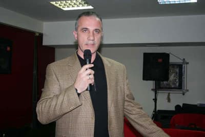 <strong><font face="Arial" size="2">İdealizmin Temsilcisi İnsanlar</font></strong> <p><font face="Arial" size="2">Toplantıda ilk s&ouml;z&uuml; M&Uuml;SİAD Sakarya Şubesi Y&ouml;netim Kurulu Sekreteri İsmail Eminler aldı. M&Uuml;SİAD&rsquo;ın b&uuml;y&uuml;yen, gelişen ve T&uuml;rkiye&rsquo;nin ekonomisinde s&ouml;z sahibi olan idealizmin temsilcisi insanların buluştuğu bir adres olarak nitelendiren Eminler, <font color="#333399">&ldquo;Dayanışma ve kaynaşma konseptimize uygun bir şekilde yaptığımız bu toplantılarımız s&uuml;recek. Bizler, ideallerimizi karşılıklı paylaşabilmenin derdini yaşıyoruz&rdquo;</font> dedi.</font></p><p><font face="arial,helvetica,sans-serif" size="2">Milli Gazete Yazarı Nedim Odabaş da, toplantıda <font color="#333399">&ldquo;Kurumsallaşma ve Markalaşma S&uuml;recinde Medyanın Rol&uuml;&rdquo;</font> konulu k&uuml;&ccedil;&uuml;k bir sunum ger&ccedil;ekleştirdi. </font></p>