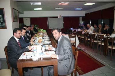 <font face="Arial"><font size="2"><strong><font color="#000000">Kaynaşma, Dayanışma Yok Oldu</font></strong><br /></font><br /><font size="2">D&uuml;nyanın hızla k&uuml;reselleşme s&uuml;recine girdiğini, ticaretin şeklinin değiştiğini, bu ortamda varolabilmek i&ccedil;in piyasa akt&ouml;rlerinin değişen ve gelişen şartlara ayak uydurması gerektiğini belirten Odabaş,<font color="#333399"> &ldquo;1960&rsquo;lı yıllarda ne yaparsanız satabiliyordunuz&hellip; 70&rsquo;li yıllarda sekt&ouml;rler oluşmaya başladı. 80&rsquo;li yıllarda artık sekt&ouml;rler arasında ge&ccedil;iş yapmak bile zorlaştı. </font></font></font><font color="#333399"><strong><font face="arial,helvetica,sans-serif" size="2">Bug&uuml;n artık girdiğiniz sekt&ouml;rde pazar payınızı oluşturarak varolmak zorundasınız. </font><font face="arial,helvetica,sans-serif" size="2">Bizim tarihi kodlarımızda rekabet &ccedil;ok &ccedil;ok farklıydı. Ama, şu anda &ccedil;ok daha farklı. </font></strong></font><font face="arial,helvetica,sans-serif" size="2"><font color="#333399"><strong>Hatırlar mısınız;</strong> Fatih Sultan Mehmet, sabahleyin bir esnafa uğrar, bir şeyler alır. İkincisini istediğinde, <strong>&ldquo;Esnaf, teşekk&uuml;r ederim. Ben şu anda siftah etmiş oldum. Gerisini de yan komşumdan alın&rdquo;</strong> der&hellip; Bug&uuml;n k&uuml;resel rekabet kavramıyla kapitalizmin acımasızlığı kanaatkarlık, tevazuu, diğergamlık kavramlarını yok etti. <strong>Kaynaşma, dayanışma yok oldu.</strong> Rekabet kavramıyla artık birbirimizi ezen, onlara hayat hakkı tanımayan bir piyasa ortamını bizlere kavratmaya ve belletmeye &ccedil;alışıyorlar. Biz b&ouml;yle olmamalıyız. Biz, İleri teknoloji, Y&uuml;ksek Ahlak sloganını şiar edinen M&Uuml;SİAD gibi, bilgiyi paylaşan, elindekini b&ouml;l&uuml;şenlerin, ge&ccedil;miş ve gelecek iddiasında bulunanların i&ccedil;inde bulunmalıyız. Yoksa, yarın bir g&uuml;n elimizde hi&ccedil;bir değerimiz kalmayacak&rdquo;</font><font color="#000000"> dedi.</font></font>