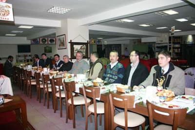 <strong><font face="Arial" size="2" color="#000000">Bu Algıyı Kırmak İ&ccedil;in M&uuml;cadele Ediyoruz</font></strong> <p><font face="arial,helvetica,sans-serif" size="2">Daha sonra k&uuml;rs&uuml;ye gelen İkbal Turizm Genel M&uuml;d&uuml;r&uuml; Kadir &Uuml;mit Bulut, firmalarının &ccedil;ok gen&ccedil;, fakat hızla b&uuml;y&uuml;yen, markalaşan, kurumsallaşan bir firma olduğunu kaydederek,<font color="#333399"> &ldquo;Hizmet sekt&ouml;r&uuml; &ccedil;ok &ouml;nemli bir sekt&ouml;rd&uuml;r. Maalesef, bu sekt&ouml;rde hizmetlerini ortaya koyan firmalar, bazı ger&ccedil;ekleri ters y&uuml;z ederek m&uuml;şterilerin sekt&ouml;r&uuml;m&uuml;ze g&uuml;ven kaybı yaşanmasına yol a&ccedil;mışlardır. Ama bizler, bu algıyı kırmak i&ccedil;in m&uuml;cadele ediyoruz. İkbal, s&uuml;rekli y&uuml;kselen trendiyle ve hizmet kalitesinden taviz vermeden, bu hizmetin Allah&rsquo;ın misafirlerini en iyi şekilde ağırlama prensibinden şaşmadan, r&uuml;ya gibi umreler sunmaya devam ediyor&rdquo;</font> diye konuştu.</font><font face="arial,helvetica,sans-serif" size="2">&nbsp;</font></p>