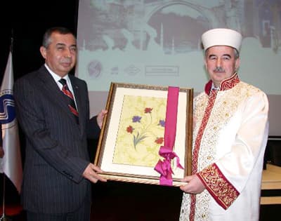 <font size="2"><font face="Arial"><strong><font color="#000000">Hz. Peygamber, Yararlı Olmayı Yaşayarak &Ouml;ğretmiştir</font></strong><br /><br />Sakarya Valisi H&uuml;seyin Atak ise, <font color="#333399">&quot;Y&uuml;ce Allah insanı insan yapan b&uuml;t&uuml;n değerleri ve erdemleri kendisinde topladığı Hz. Muhammed'i son peygamber olarak g&ouml;ndermiştir. Hz. Peygamber, hayatı boyunca y&uuml;ce yaratıcıya iman edip onu i&ccedil;tenlikle sevmeyi ona bağlanarak ibadetlerle hatalarımızı anlamlı kılmayı, d&uuml;r&uuml;stl&uuml;ğ&uuml;, emaneti korumayı, insan haklarına uymayı ve saygıyı zayıf ve muhta&ccedil;lara yardım etmeyi, yetim ve kimsesizlere kol kanat germeyi herkesin ve her şeyin hakkını g&ouml;zetmeyi, iyilikle yarışmayı, yararlı olmayı yaşayarak &ouml;ğretmiştir&quot;</font> dedi. </font></font>