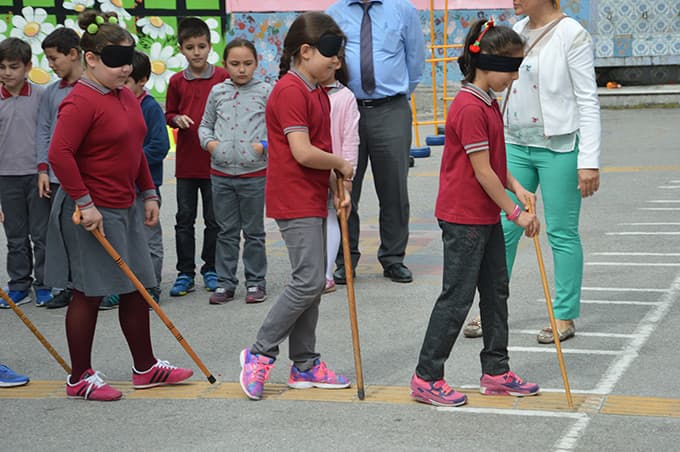 180 bin öğrenci engelliler için empati kurdu