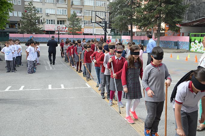 180 bin öğrenci engelliler için empati kurdu