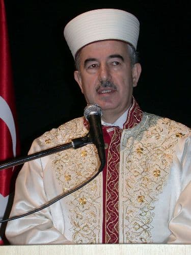 <font size="2"><font face="Arial"><strong>Peygamber Sevgisi M&uuml;sl&uuml;manları Toparlayan Etkendir</strong><br /><br /><strong><font color="#333399">Bardakoğlu, konuşmasında şu ifadelere yer verdi:&nbsp; </font></strong>&quot;Hep onun sevgisi, onu tanıma, onu bilme &ccedil;abası i&ccedil;erisinde İslam medeniyeti yoğruldu. İlk g&uuml;nden itibaren kasideler, naatlar s&ouml;ylendi. Peygamberimiz sevme ve bilme İslam toplumunun temel &ouml;zelliğidir. Sadece bilme değil, sadece sevmek değil.<font color="#333399"> Dikkat ederseniz İslam toplumunun Hz. Peygamber telakisini Batılılar hi&ccedil; anlayamadı. Hep Hıristiyanların Hz. İsa telakkisi &ccedil;er&ccedil;evesinde anlamaya &ccedil;alıştı.</font> &Ouml;yle olduğu i&ccedil;inde bir karikat&uuml;r krizi oldu. İfade &ouml;zg&uuml;rl&uuml;ğ&uuml; dediler ama İslam d&uuml;nyası 7'siden 70'ine ayağa kalktı. Hi&ccedil; ummadığımız insanlar ummadığımız tepkiler verdi. Bu t&uuml;r tepkiler İslam toplumunda peygamberi sevgisi altında toparlanmaya birleşmeye dahi yol a&ccedil;tı. <strong>Yani peygamber sevgisi M&uuml;sl&uuml;manları toparlayan en temel etkendir</strong>. Her olumlu ya da olumsuz gelişmede bu toparlanmayı g&ouml;r&uuml;yoruz.&quot; <br /><br />Bardakoğlu, yarın kutlanacak Mevlit Kandili'nin de Hz. Peygamberi sevgisini canlı tutmada &ouml;nemli işlev g&ouml;rd&uuml;ğ&uuml;n&uuml; de s&ouml;yledi. A&ccedil;ılışının ger&ccedil;ekleştiği sempozyumda &ccedil;ok sayıda yerli ve yabancı Hz. Muhammed konulu bildiri yayımlayacak. </font></font>