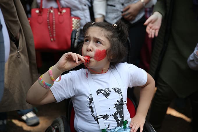 Engellilerden balonlu, düdüklü, farkındalık etkinliği
