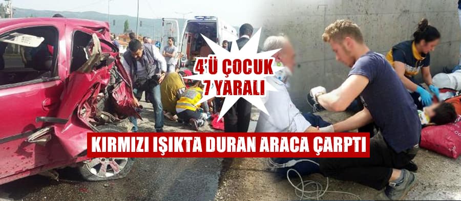 Kırmızı ışıkta duran otomobile çarptı