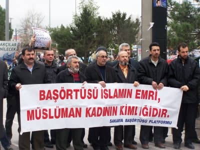<p><font face="arial,helvetica,sans-serif" size="2"><strong>A&ccedil;ıklamanın tam metni:</strong></font></p><p><font face="arial,helvetica,sans-serif" size="2">29 Mart se&ccedil;imlerine birka&ccedil; hafta olmasına rağmen; TV ekranlarında, gazetelerde ve se&ccedil;im meydanlarında s&uuml;rd&uuml;r&uuml;len politik kirlilik, &ccedil;irkinliğini iyice hissettirmeye başladı. Bir yandan;&nbsp; darbecilere alkış tutanların 28 Şubat tevbelerini hayretle izlerken diğer yandan aynı grubun ergenekon paniğine şahit oluyoruz. Yargı s&uuml;recinin uzatılmaya &ccedil;alışılmasının nasıl bir kaygının neticesi olduğunu da sormadan ge&ccedil;emiyoruz. Kirli işler kitabının sayfaları a&ccedil;ıldık&ccedil;a; sistemin, yeni darbe planlarını bu adi &ccedil;ete &uuml;zerinden y&uuml;r&uuml;tmeye &ccedil;alıştığını g&ouml;r&uuml;yoruz. Zaman uzadık&ccedil;a ergenekonu tezg&acirc;ha s&uuml;renlerin ne kazanmaya &ccedil;alıştıklarının da aydınlatılmasını istiyoruz. </font></p><p><font face="arial,helvetica,sans-serif" size="2">Bunlarla beraber; &uuml;lkemizin aziz, fedak&acirc;r M&uuml;sl&uuml;man halkının onurunu &ccedil;iğnemek gayesiyle resmi kanallarla s&uuml;rd&uuml;r&uuml;len politikaların durdurulması, aynı zamanda iade-i itibara ve iade-i hakka ihtiya&ccedil; olduğunun da g&ouml;r&uuml;lmesini istiyoruz. Bu meyanda, &ouml;ncelikli problemimiz ahlaki yozlaşmayı da ardı sıra taşıyan baş&ouml;rt&uuml;s&uuml; yasağıdır. Kendilerine Allah&rsquo;ı hatırlatacak hi&ccedil;bir sembole tahamm&uuml;l edemeyen resmi ideoloji mantığı artık &ccedil;&uuml;r&uuml;m&uuml;şt&uuml;r. Bu yasağın mantıksızlık ve haksızlığı yasak&ccedil;ılar tarafından zaman zaman itiraf edilse de, adaletin tesisi i&ccedil;in atılacak her adım resmi ideolojinin malum kurumlarınca engellenmektedir. </font></p><p><font face="arial,helvetica,sans-serif" size="2">Baş&ouml;rt&uuml;s&uuml; yasağı karşısında; M&uuml;sl&uuml;man bireyleri de, kendilerine ait sorumluluklarını yerine getirmeye davet ediyoruz. Her M&uuml;sl&uuml;man şahsiyetin zulme karşı tavır alması ve son hesabını Allah&rsquo;a vereceğini unutmaması iman etmenin bir gereğidir. </font></p>