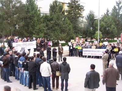 <p><font face="arial,helvetica,sans-serif" size="2">CHP&rsquo;nin &ldquo;&ccedil;arşaf a&ccedil;ılımı&rdquo; adı ile anılan teşebb&uuml;s&uuml;n&uuml;n ne denli ikiy&uuml;zl&uuml; ve sahte olduğu bu hafta i&ccedil;inde gelişen olaylarla bir kez daha anlaşıldı. Asla unutulmaması gereken bir ger&ccedil;ek şudur ki; baş&ouml;rt&uuml;s&uuml; M&uuml;sl&uuml;manın hayat tarzının gereğidir ve yaşadığımız s&uuml;rece duruşumuz değişmeyecektir. Bu hayat tarzı, Allah&rsquo;ın M&uuml;sl&uuml;manlar i&ccedil;in belirlediği ahlaki ve toplumsal yasalarla sınırlarını &ccedil;izmiştir. </font></p><p><font face="arial,helvetica,sans-serif" size="2">Filistin direnişi devam ediyor. Filistin halkının şehitlerinin kanı ile pekiştirdikleri bu kutsal m&uuml;cadele t&uuml;m d&uuml;nya mazlumlarının yolunu aydınlatıyor. Son olarak Mısır&rsquo;ın Şarm el-Şeyh kentinde s&ouml;z&uuml;m ona Gazze&rsquo;nin yaralarını sarmak i&ccedil;in yapılan toplantıya Hamas davet edilmedi. Gazze&rsquo;nin imarının konuşulduğu bir toplantıda Filistin&rsquo;in meşru h&uuml;k&uuml;metini temsil eden Hamas&rsquo;ın olmaması, d&uuml;nyanın efendiliğine soyunan Amerika ve işbirlik&ccedil;ilerinin yeni bir trajikomik filmi vizyona soktuklarının işaretidir. Nitekim Suudi Arabistan Dışişleri Bakanı El-Faysal; Irak, L&uuml;bnan ve Filistin&rsquo;e Arap olmayanların m&uuml;dahalesini engellemek i&ccedil;in t&uuml;m Arap devletlerine &ccedil;ağrı yapmış ve İran&rsquo;ı Ortadoğu&rsquo;daki en b&uuml;y&uuml;k problem olarak nitelemiştir. İşbirlik&ccedil;i Suud y&ouml;netiminin bu yaklaşımının, Beyaz Sarayda yazılmış bir Ortadoğu senaryosunun ifşası olduğu &ccedil;ok a&ccedil;ıktır. </font></p>
