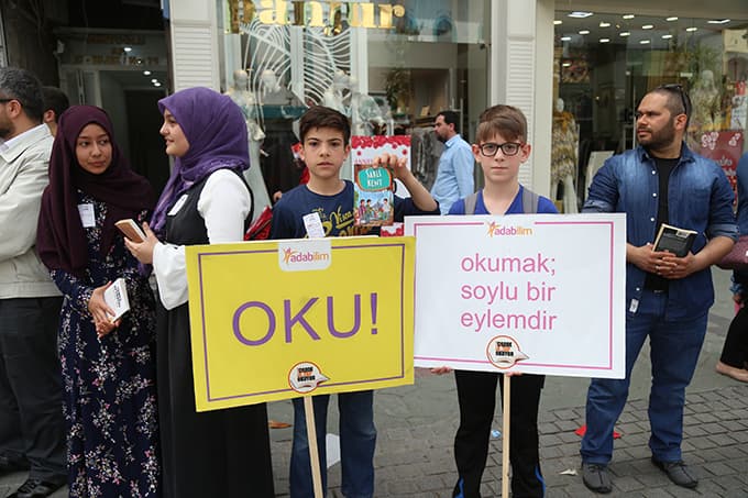 Yüzlerce kişi Çark Caddesi'nde...