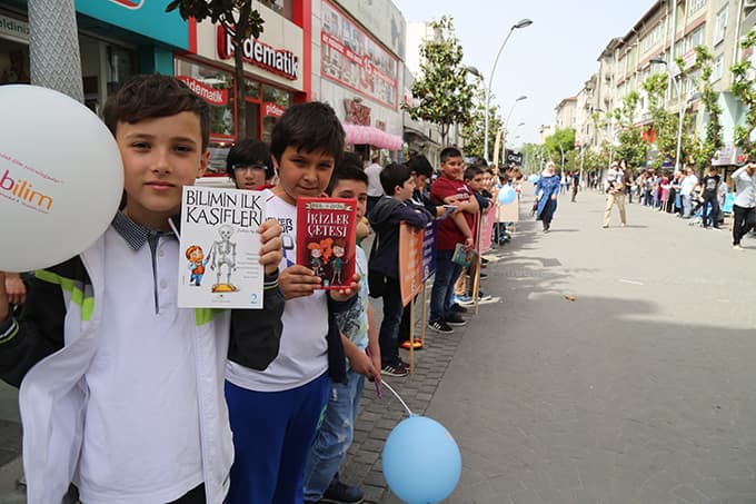 Yüzlerce kişi Çark Caddesi'nde...