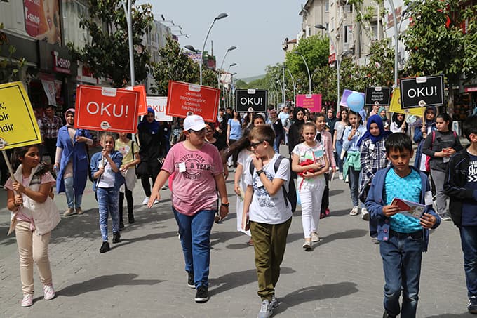 Yüzlerce kişi Çark Caddesi'nde...