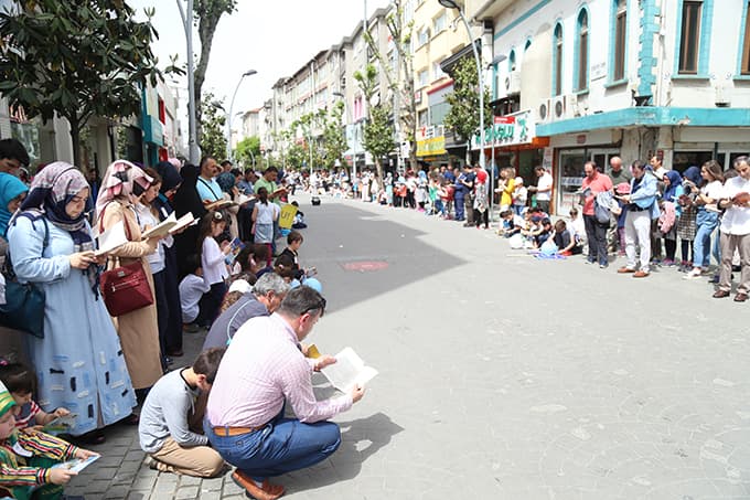 Yüzlerce kişi Çark Caddesi'nde...