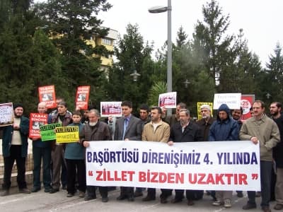 <p><font face="arial,helvetica,sans-serif" size="2">Amerika ve batılı yandaşlarının ekonomik ve sosyal a&ccedil;ıdan b&uuml;y&uuml;k bir &ccedil;&ouml;k&uuml;ş yaşadıkları gizlenemeyecek &ouml;l&ccedil;&uuml;de a&ccedil;ığa &ccedil;ıkmış iken, T&uuml;rkiye&rsquo;nin h&acirc;l&acirc; Amerika ve Avrupa&rsquo;dan g&uuml;d&uuml;mlenmesi t&uuml;m halkımız tarafından ağır bir zillet olarak g&ouml;r&uuml;lmektedir. Kendi onurumuzla, kendi dinamiklerimizle, kendi potansiyelimizle bağımsız bir T&uuml;rkiye oluşturmanın zamanı gelmiştir. </font></p><p><font face="arial,helvetica,sans-serif" size="2">Zulme karşı direnenler ve yeniden adil bir d&uuml;nya inşa etmeyi hedefleyenler mutlaka kazanacaktır. Zalimlere g&ouml;z yumanlar veya teslim olanlar mutlaka kaybedecektir.</font></p><p><font face="arial,helvetica,sans-serif" size="2">Ya Rabbi, fitnenin ortadan kalkması ve adaletin tesisi i&ccedil;in m&uuml;cadele eden kullarına yardım et.</font></p><p><font face="arial,helvetica,sans-serif" size="2">Ya Rabbi, adil bir d&uuml;nyanın inşası i&ccedil;in yery&uuml;z&uuml;n&uuml;n mazlumlarının &ouml;nlerini a&ccedil; ve onları &ouml;nderler kıl.&nbsp;&nbsp; <br /></font></p>