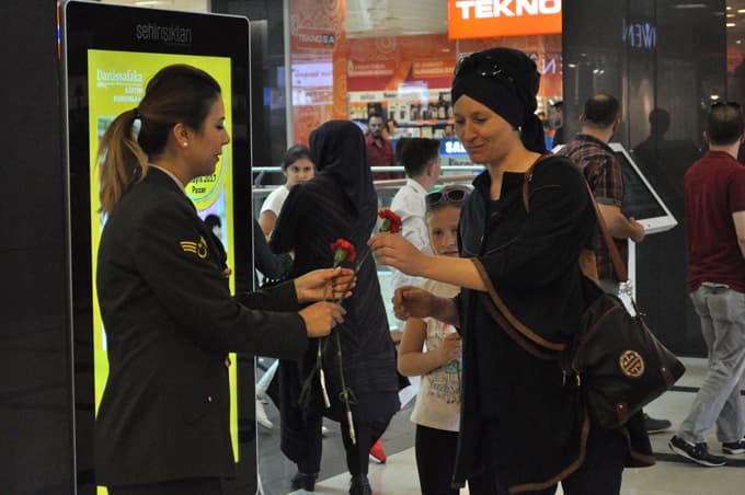 Jandarma'dan annelere karanfil