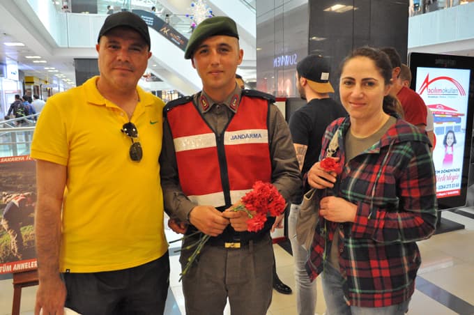 Jandarma'dan annelere karanfil