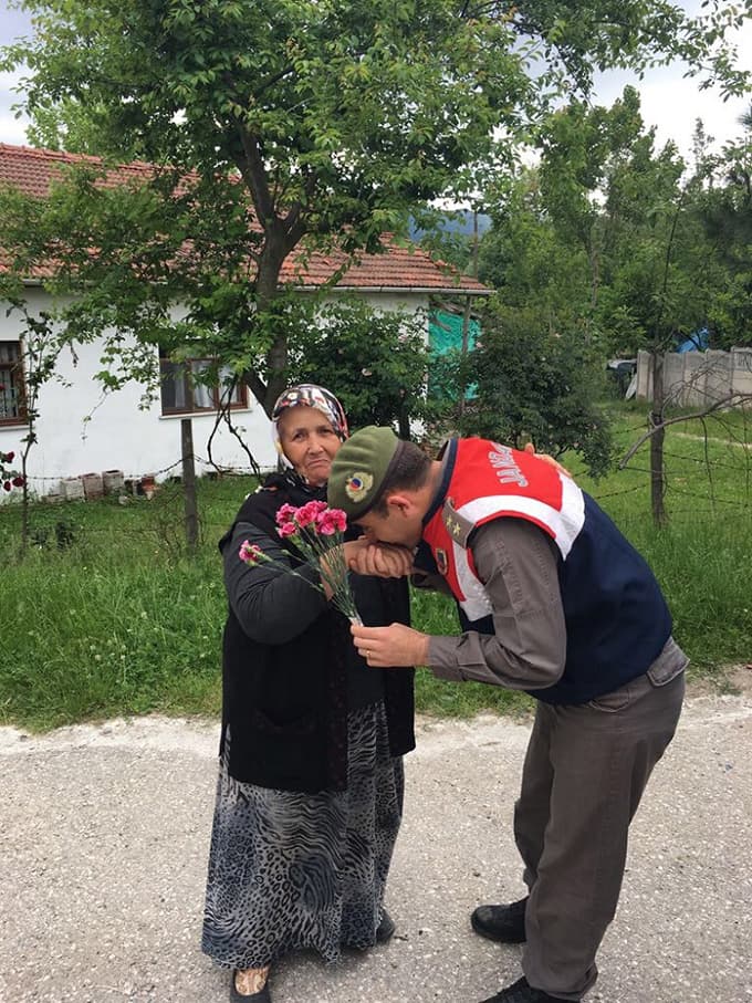 Jandarma'dan anneler günü jesti