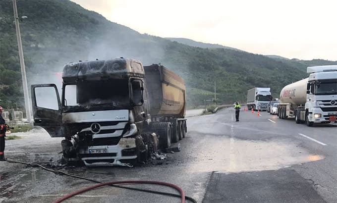 Geyve'de hafriyat kamyonu yandı