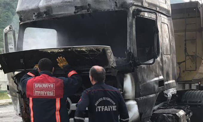 Geyve'de hafriyat kamyonu yandı