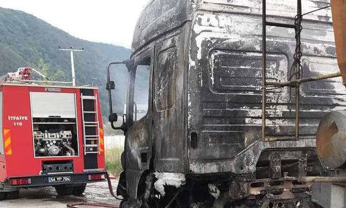 Geyve'de hafriyat kamyonu yandı