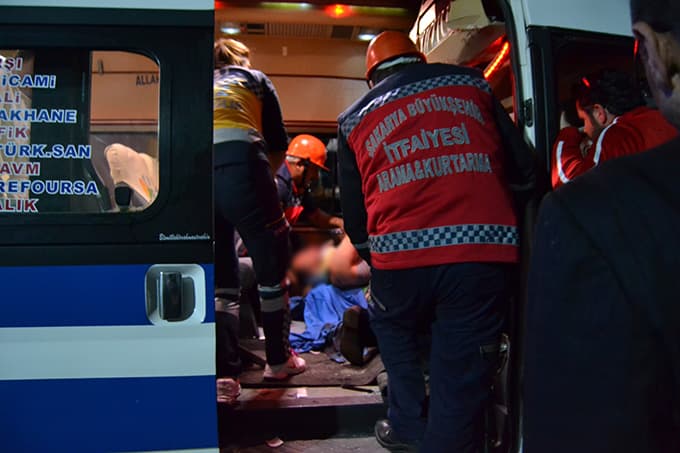 Yolcu minibüsü otobüsün altına girdi!