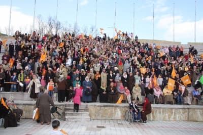 <font size="2"><font face="Arial"><strong><font color="#000000">Hanımların Rol&uuml; B&uuml;y&uuml;k</font></strong><br /><br />Bayraktepe'de d&uuml;zenlenen programa katılan Hendek Belediye Başkanı Ali İnci, hanımların 8 Mart D&uuml;nya Kadınlar G&uuml;n&uuml;'n&uuml; kutlayarak, <font color="#333399">&quot;Hanımların hayatımızda b&uuml;y&uuml;k &ouml;nemi vardır. Onlara verilen değerin en &uuml;st seviyede olması gerektiğine inanıyorum. Yine hanımlara siyasi ortamda da değer verilmesi gerektiğine inanarak belediye meclisimize &uuml;&ccedil; bayan adayımızı se&ccedil;ilebilir yerlerden aday yaptık. Hanımlarımızın hayatını kolaylaştırmak i&ccedil;in b&uuml;y&uuml;k &ccedil;alışmalar yapıyoruz. <strong>Bunlardan en &ouml;nemlileri doğalgaz, pazaryeri, spor alanları, &ccedil;ocuklarını rahatlıkla g&ouml;t&uuml;rebilecekleri &ccedil;ocuk parkları, hanımlar lokali ve buna benzer bir&ccedil;ok hizmet yaptık.</strong> Ayrıca Hendek'te b&uuml;y&uuml;k gayretlerimiz sonucunda il&ccedil;emizde b&uuml;y&uuml;k fabrikaların yatırım yapmalarını sağlayarak işsizliği &ccedil;&ouml;zd&uuml;k. İl&ccedil;emizi sadece T&uuml;rkiye'de değil T&uuml;rki Cumhuriyetleri'nde de en iyi şekilde temsil ediyoruz. Yeni d&ouml;nemde de bir&ccedil;ok projeye hep birlikte imza atacağız. Gen&ccedil;lik merkezi, hastane, spor kompleksi projelerimizi hayata ge&ccedil;ireceğiz. Bizlerin bu g&uuml;nlere gelmemizde hanımların rol&uuml; b&uuml;y&uuml;kt&uuml;r. Hepinizin d&uuml;nya kadınlar g&uuml;n&uuml;n&uuml; kutluyorum&quot; </font>dedi. <br /><br />Daha sonra İnci, hanımlara karanfil dağıttı. Program sonunda hanımlar g&ouml;n&uuml;llerince eğlendi.</font></font>