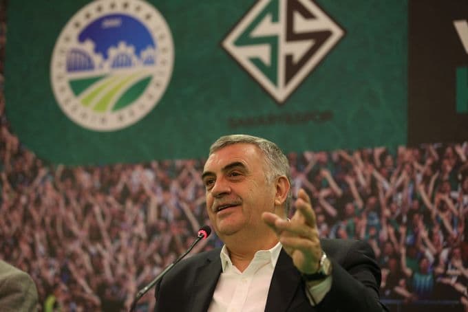 <p><font face="arial,helvetica,sans-serif" size="2"><font size="3"><strong><br />Kul&uuml;b&uuml; &ccedil;ıkışa ge&ccedil;irdik</strong></font><br /><br />Sakaryaspor&rsquo;da   daha &ouml;nce de hemen hemen aynı ekiple g&ouml;rev yaptıklarını hatırlatan   Kul&uuml;p Başkanı İsmail G&uuml;rses, &ldquo;2011 yılında Halit Evin Başkandı. PTT   1.Lig&rsquo;e takımı &ccedil;ıkardık. Şampiyon olduktan sonra bazı şahıslar prim   konusunda futbolcularla y&ouml;netimi karşı karşıya getirdi. İlk ma&ccedil;tan   itibaren y&ouml;netimi eleştirmeye başladı. H&acirc;lbuki o y&ouml;netim kayyum ile   gelmiş ve imk&acirc;nsızlıklarda başarıyı elde etmişti. Biz bu kumpaslara   dayanamayıp 9. haftada g&ouml;revi bıraktık. Sakaryaspor d&uuml;ş&uuml;şe ge&ccedil;ti. Yine   kul&uuml;b&uuml; &ccedil;ıkışa ge&ccedil;iren biz olduk. Sakaryaspor&rsquo;un bug&uuml;nlere gelmesinin tek   sebebi Şaban Yıldırım&rsquo;dır. İ&ccedil;imizdeki Sakaryaspor sevgisi asla   kaybolmadı. Ge&ccedil;en sene de başarı gelmeyince 4-5 arkadaş ile istişare   toplantısı yaptık. B&uuml;y&uuml;kşehir Belediye Başkanımızla Kongre &ouml;ncesi   g&ouml;r&uuml;şerek kendimiz bir liste oluşturduk. &Ccedil;alışmaya başladık. 21 Mayıs&rsquo;ta   1 yıl olacak. Kendi iş yerime bu bir yıllık s&uuml;re&ccedil;te 10 kere dahi   gitmedim. Herkesten &ouml;nce kul&uuml;be geldim. Takımın oluşturulmasında 7-8   haftalık s&uuml;re&ccedil;te İsmail Cem Cambaz ve Sportif Direkt&ouml;r olarak &Ouml;zcan   Kızıltan b&uuml;y&uuml;k katkı sağladı. Lige fırtına gibi girdik. Afyon, Payas ve   Elaziz ma&ccedil;larında sinyaller &ccedil;almaya başladı&rdquo; şeklinde konuştu.<br /><br /><font size="3"><strong>En b&uuml;y&uuml;k mirasımız</strong></font><br /><br />G&uuml;rses,   &ldquo;Şehrin beklentisi ve bizim verdiğimiz s&ouml;z anka kuşunun k&uuml;llerinden   doğma hikayesiydi. Diriliş Yılı dedik. S&ouml;zlerimizi tutmamız gerekiyordu.   Bir&ccedil;ok hoca ile g&ouml;r&uuml;şerek bir değişikliğe gittik. Bayram Bektaş ile el   sıkıştık ama olmadı. Tuncay Şanlı ikinci d&ouml;nem bizde futbol  oynayacaktı.  O g&uuml;n bir risk alarak değişiklik yaptık ve takımın başına  getirdik.  Kendisi iyi &ccedil;alıştı ama kan tutmadı. Başarılı olsaydı belki  uzun yıllar  teknik direkt&ouml;r ihtiyacımız olmayacaktı. Tuncay hocamızdan  sonra Osman  &Ouml;zdemir ismi kafamızda belirdi. Telefonla gerekli irtibatı  sağladık ve  yola &ccedil;ıktık. Kendisini anlatmamıza gerek yok. Kazandığımız  başarı da  emeği b&uuml;y&uuml;k. Sonu&ccedil;ta kupayı aldık. Şampiyonluk s&ouml;z&uuml;m&uuml;z&uuml;  tutmanın haklı  gururunu yaşıyoruz. Olimpiyat Stadyumu&rsquo;na 30 bin 110  taraftarımız geldi.  T&uuml;rkiye&rsquo;de bu kadar seyirciyi farklı bir şehire  taşıyacak başka bir  takım yok. Taraftarımız b&uuml;y&uuml;kl&uuml;ğ&uuml;n&uuml; g&ouml;sterdi.  Kocaelispor, Adana Demir,  Ankarag&uuml;c&uuml;, Altay gibi takımlar ligde olmalı.  Futbol taraftarla g&uuml;zel.&rdquo;<br /><br /><font size="3"><strong>İskeleti muhafaza edeceğiz</strong></font><br /><br />Verdiği   &ccedil;ekleri geri almak i&ccedil;in kul&uuml;be dava a&ccedil;anların olduğunu s&ouml;yleyen  G&uuml;rses,  &ldquo;&Ccedil;oluğumuzun &ccedil;ocuğumuzun rızkını Sakaryaspor&rsquo;a mı yedireceğiz  diyenler  oldu. Yola &ccedil;ıktığımızda yalnız olduğumuzu biliyorduk. Başkan  To&ccedil;oğlu  bizlere verdiği taahh&uuml;d&uuml; yerine fazlasıyla getirdi. Sakaryaspor  demek  Zeki Başkan demek. Zeki Başkanımızı sırtımızda taşımamız  gerekiyor.  Bug&uuml;n itibariyle T&uuml;rk futbolunda b&uuml;t&uuml;n futbolcular  Sakaryaspor&rsquo;a gelmek  i&ccedil;in can atıyorlar. Sporcularımıza sadece  şampiyonluk primi olan, biraz  da sağa sola toplam 1 bu&ccedil;uk milyon  liralık borcumuz var. Takımı S&uuml;per  Lig&rsquo;e &ccedil;ıkarınca borcumuz kalmaz. Bir  iskeletimiz var. Onu muhafaza  ederek gerekli hamlelerle &uuml;st lige  &ccedil;ıkacağız. Yeni Stadımızda koltuk  montajı başladı. Durmak yok yola  devam&rdquo; dedi.<br /><br /> İsmail G&uuml;rses, s&uuml;rpriz bir olağan&uuml;st&uuml; genel kurul olabileceğinin sinyallerini de verdi. Yapılabilecek genel kurulda y&ouml;netimimize bir ka&ccedil; değişiklik bir ka&ccedil; takviye ile yolumuza devam edebileceğimizi a&ccedil;ıkladı.<br /><br /></font> </p>