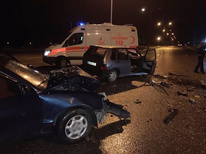 Otomobiller kafa kafaya çarpıştı