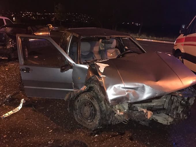 Otomobiller kafa kafaya çarpıştı