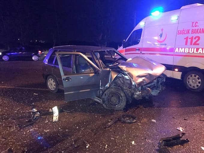 Otomobiller kafa kafaya çarpıştı