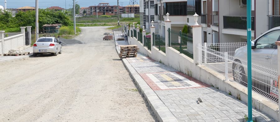 Erenler'de yaya kaldırımı çalışmaları sürüyor