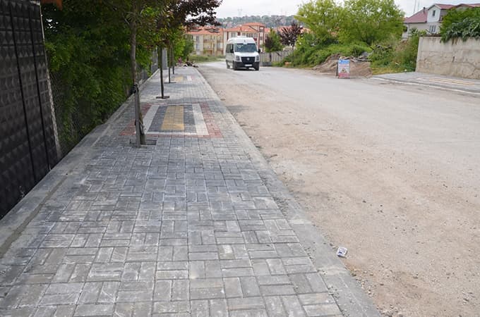 Erenler'de yaya kaldırımı çalışmaları sürüyor