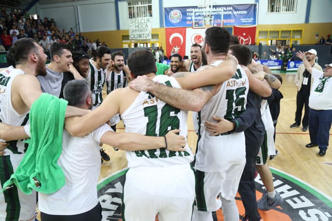 Dev Adamlar şampiyonluğa yürüyor