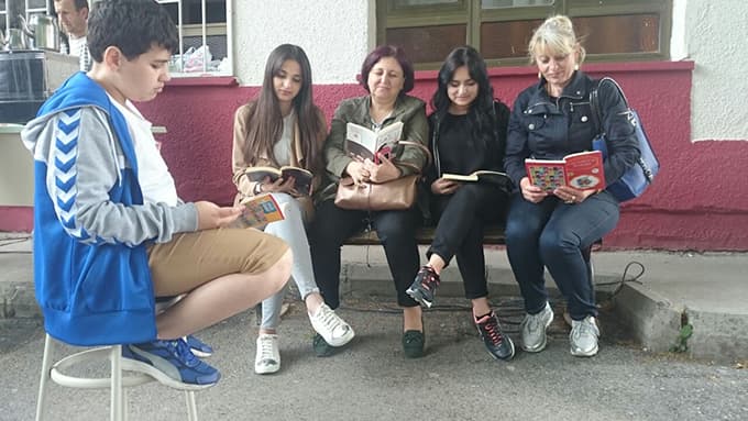 Veliler, öğrenciler ile birlikte kitap okudu