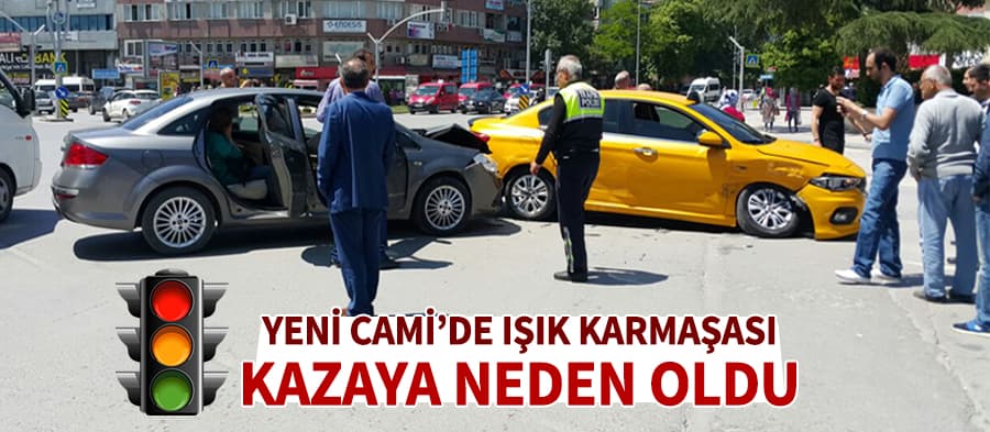 Yeni Camii'deki kavşakta kaza