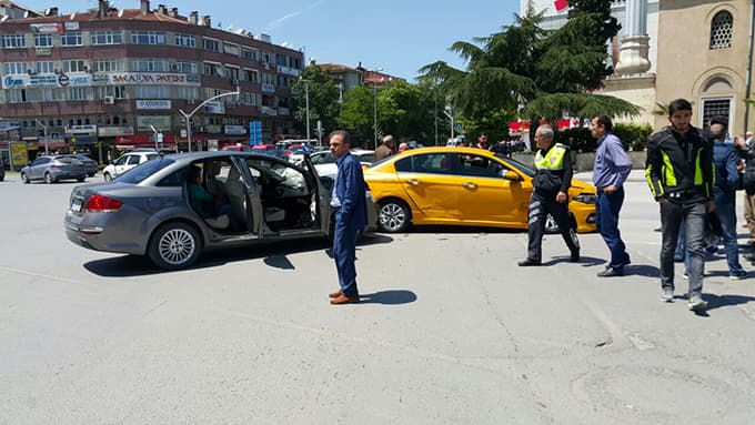 Yeni Camii'deki kavşakta kaza