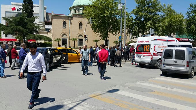 Yeni Camii'deki kavşakta kaza