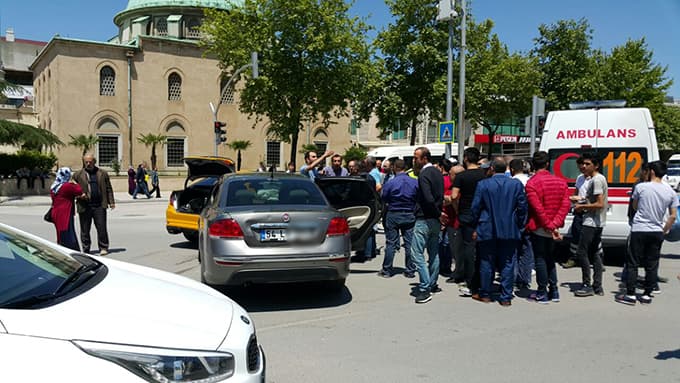 Yeni Camii'deki kavşakta kaza